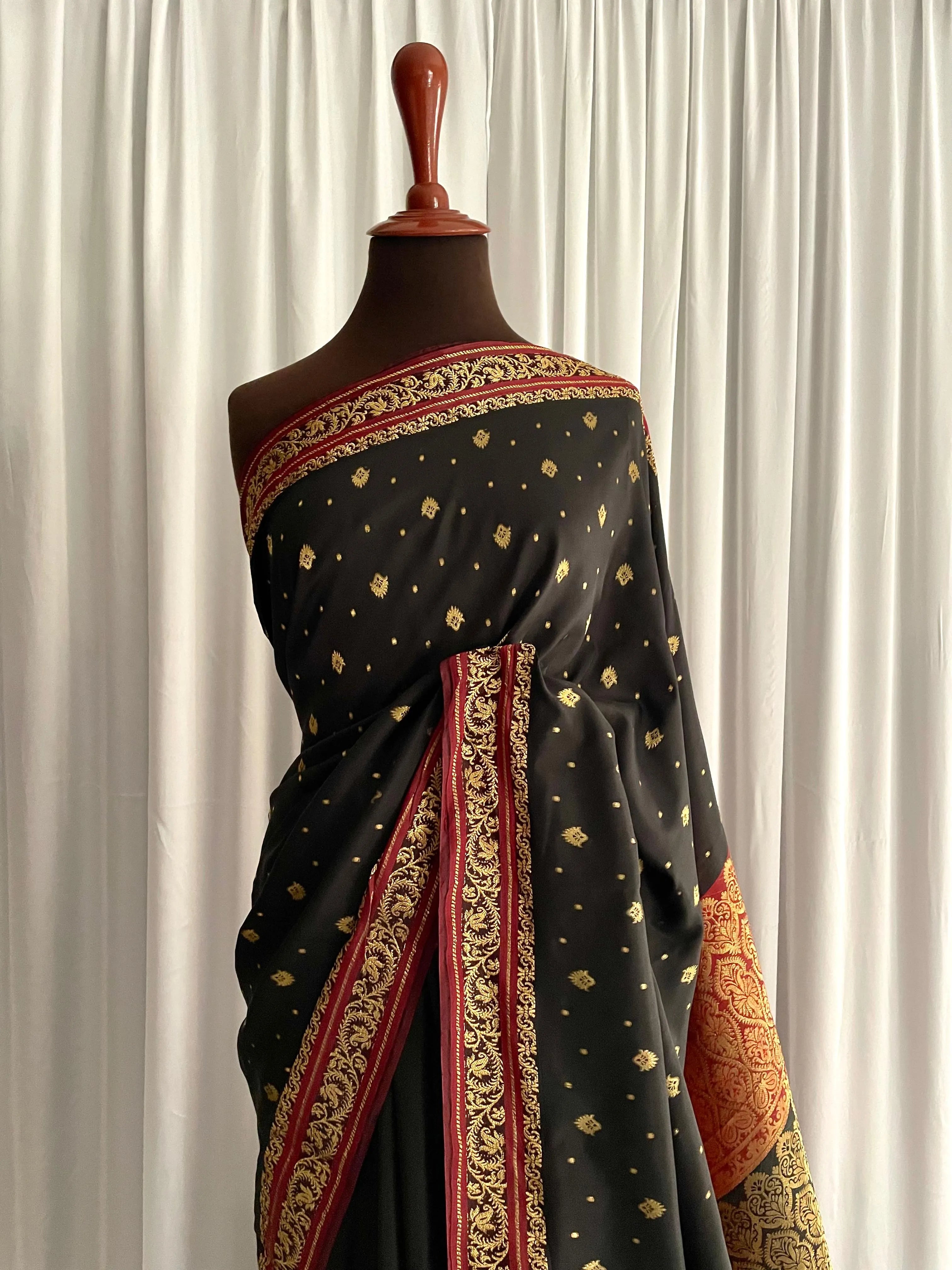 Riwayti Banarsi Silk: Black
