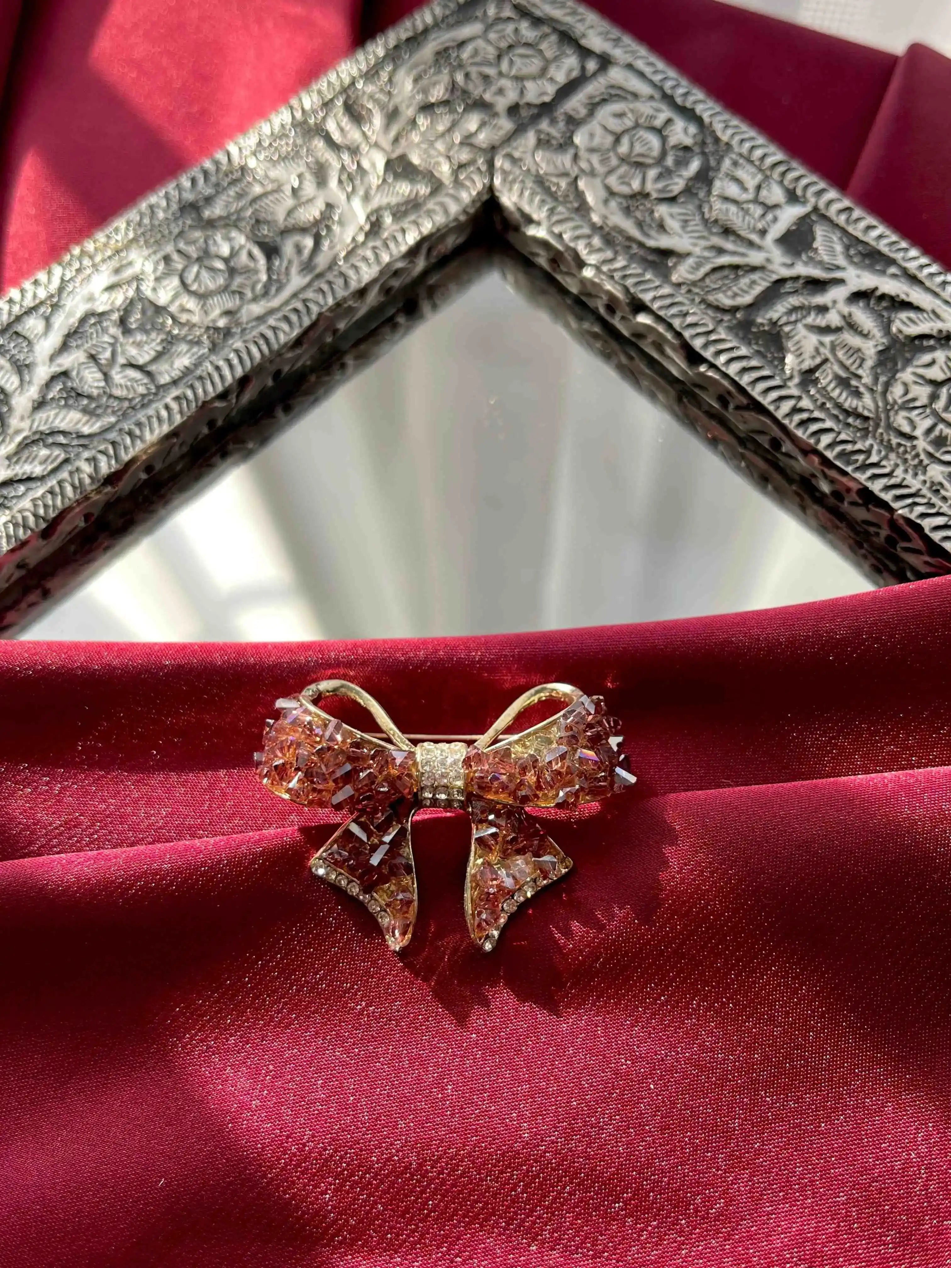 Saari Brooch - Glow Bow